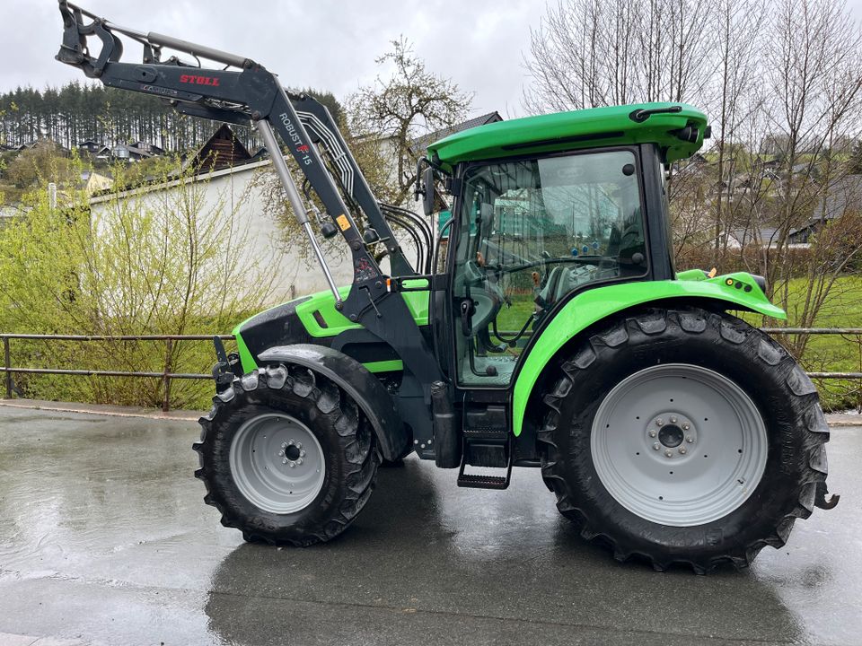 Deutz 5105.4 G mit Stoll Frontlader und Sauter Fronthydraulik in Bad Berleburg