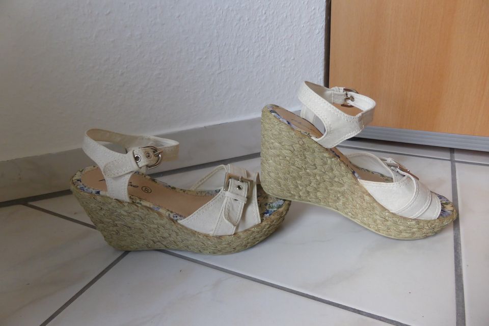 Sandalen mit Keilabsatz von Metaline neu Gr. 37 beige in Seligenstadt