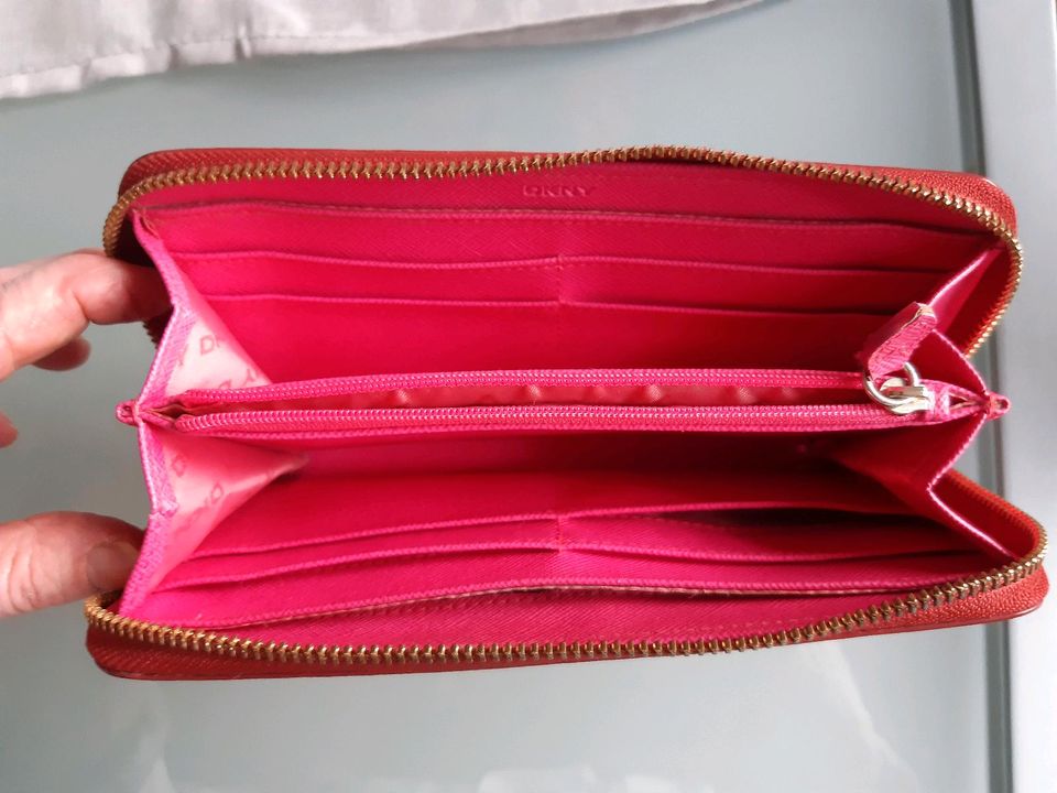 Damen Portemonnaie rot von DKNY in Halstenbek