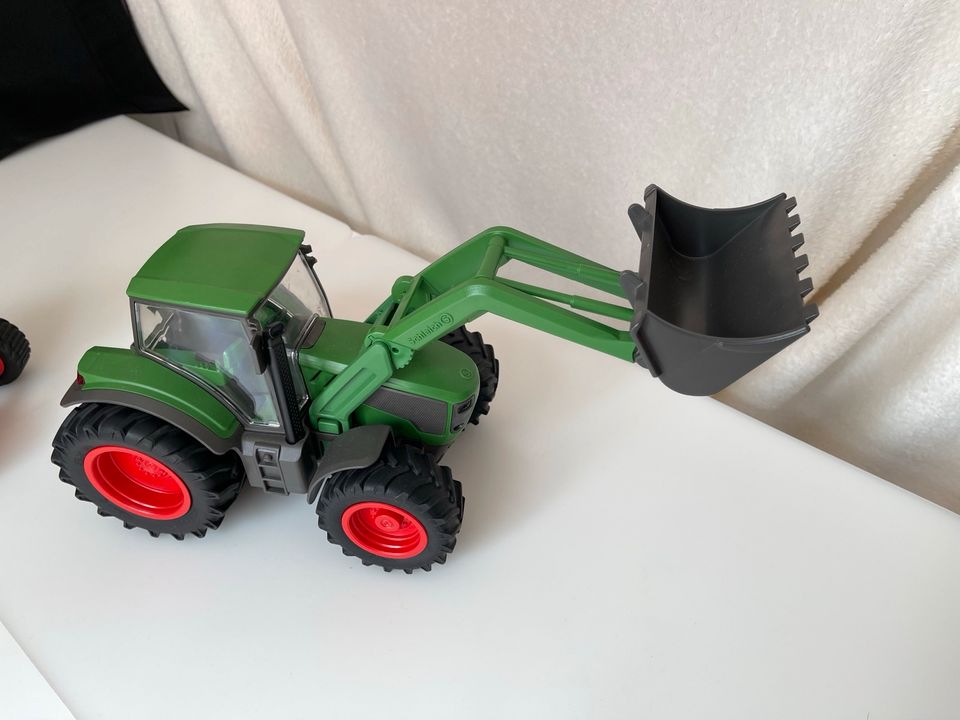 Schleich Farm World Traktor mit Anhänger und Förderband in Hartha