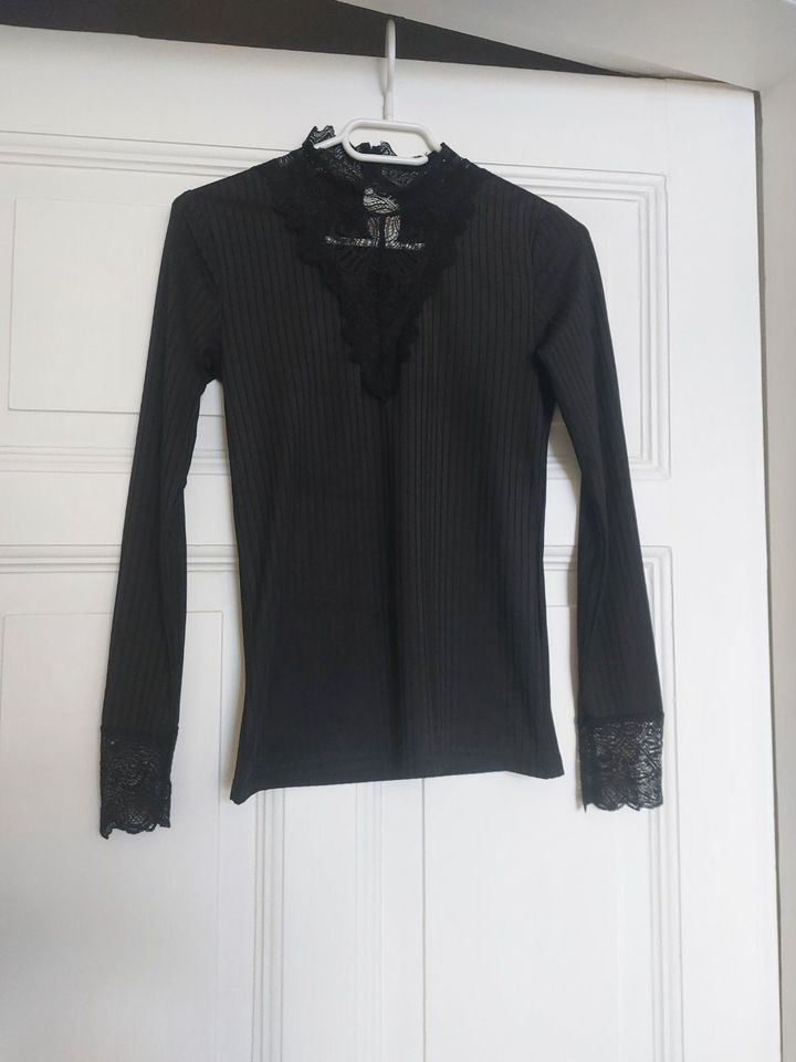 Schwarzes Ripp Shirt mit Spitze Gr. 32 34 Xs S Party elegant Gala in Bad Oldesloe