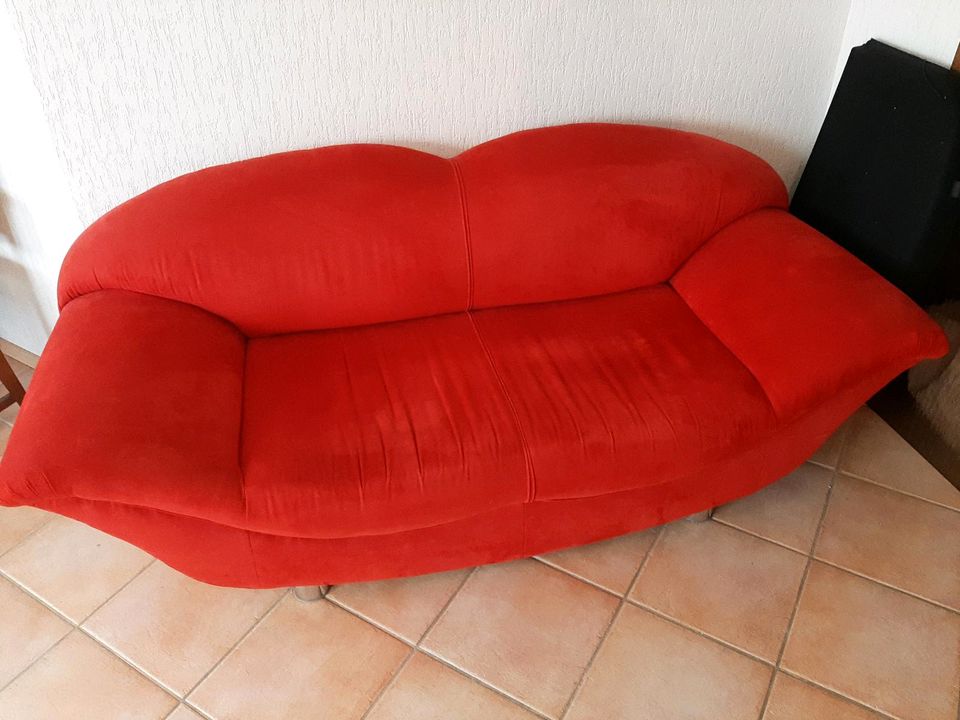 Rote Hartpolstercouch in Duisburg