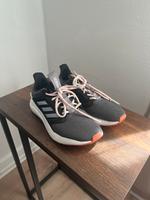 Adidas Laufschuhe Damen/Mädchen 36 Essen - Essen-Kray Vorschau
