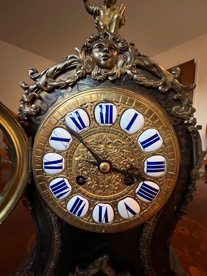 Kartell-Uhr Louis XV, Kaminuhr, 19. Jahrhundert in Staufenberg