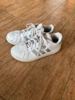 Adidas Sneaker Mädchen Damen Gr. 36 Halbschuhe weiß Nordrhein-Westfalen - Reichshof Vorschau