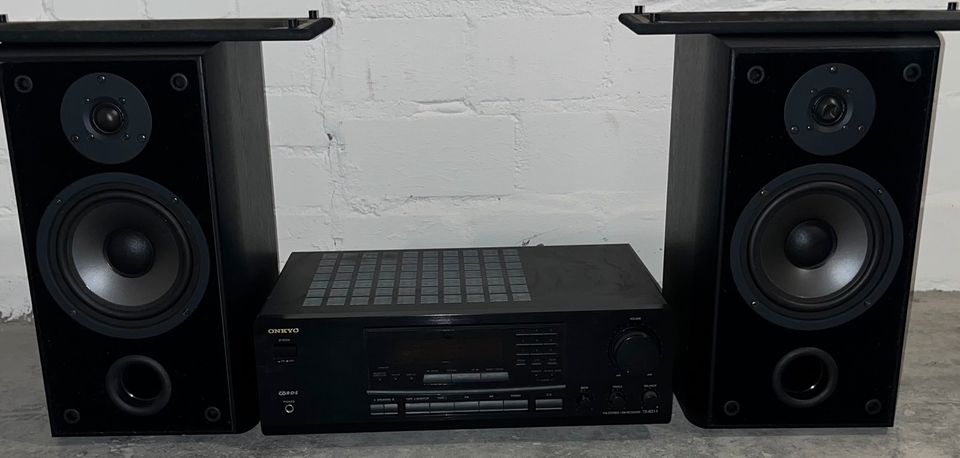 Onkyo TX 8211 Verstärker plus Onkyo SC 590 Lautsprecher paar in Hamburg