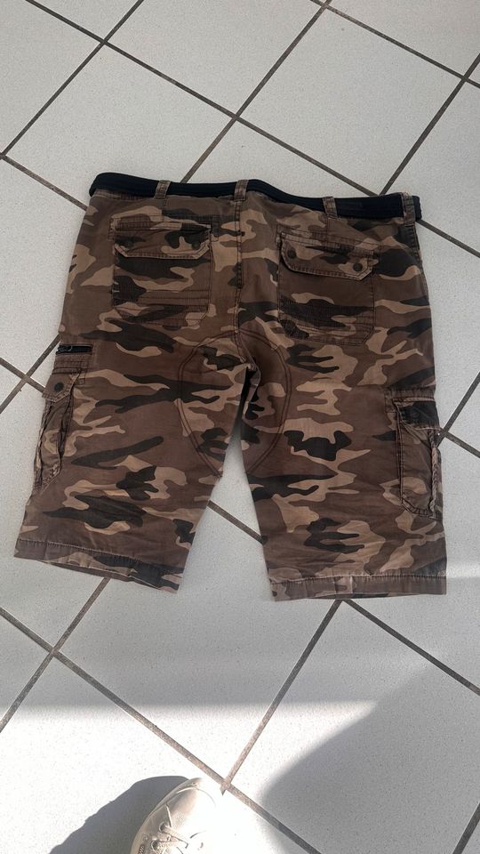 Camouflage Cargo Shorts XL Gr. 36 Oliv mit Gürtel in Gau-Bickelheim