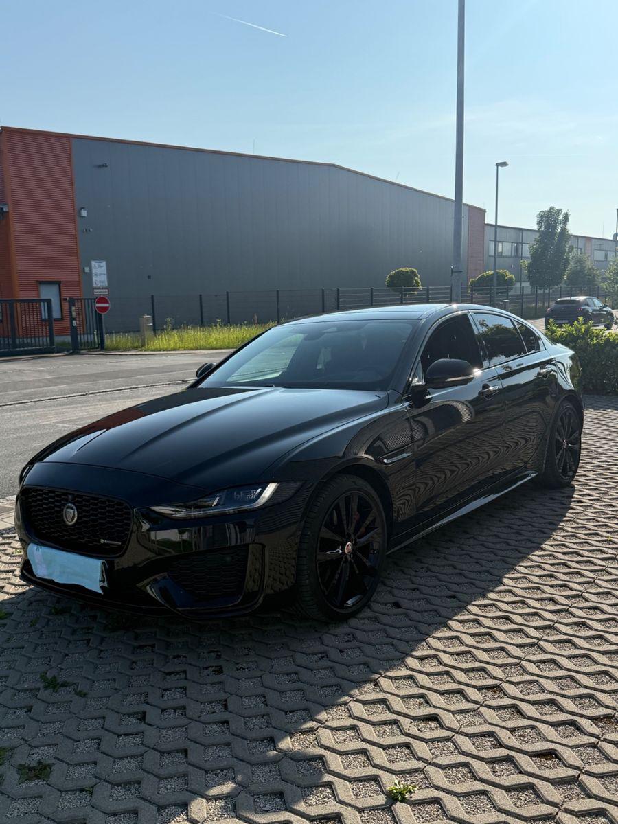 Abbildung des Autos Jaguar XE P300 R-DYNAMIC…