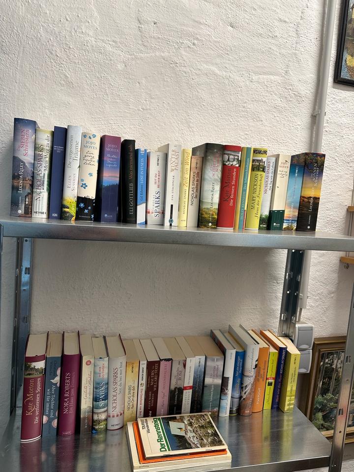 Bücher alle möglichen Genre neuwertig günstig abzugeben in Schwerin