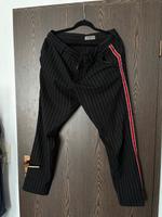 Schwarze Hose gestreift C&A mit roten Seitenstreifen Gr.36 Anzug Kiel - Gaarden Vorschau