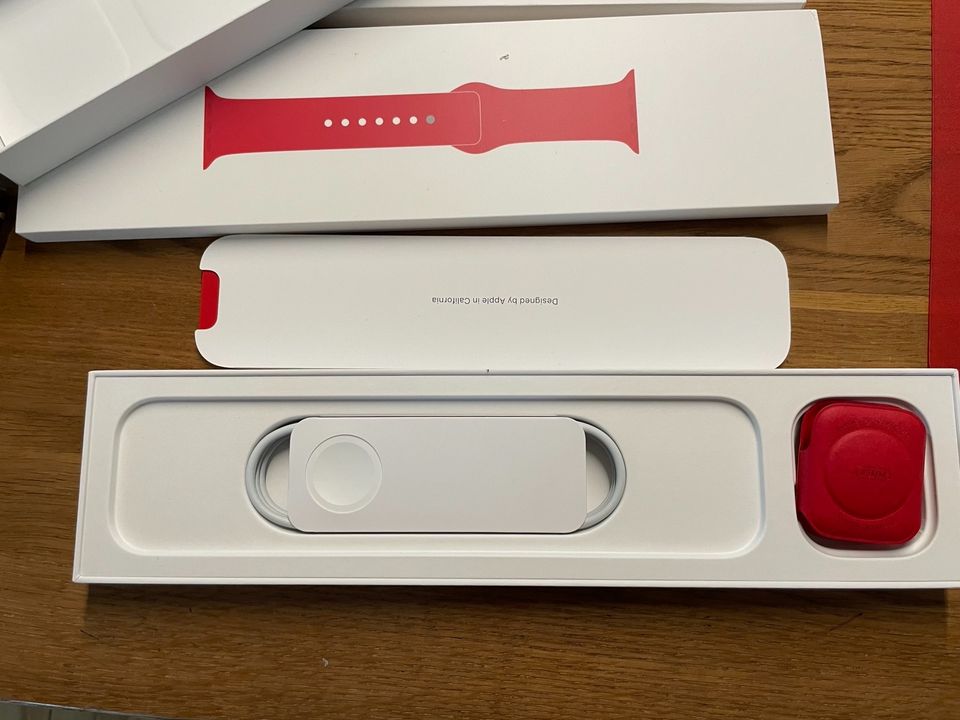 Apple Watch 8 (GPS + Cellular) Product red mit 3 Armbändern in Plauen