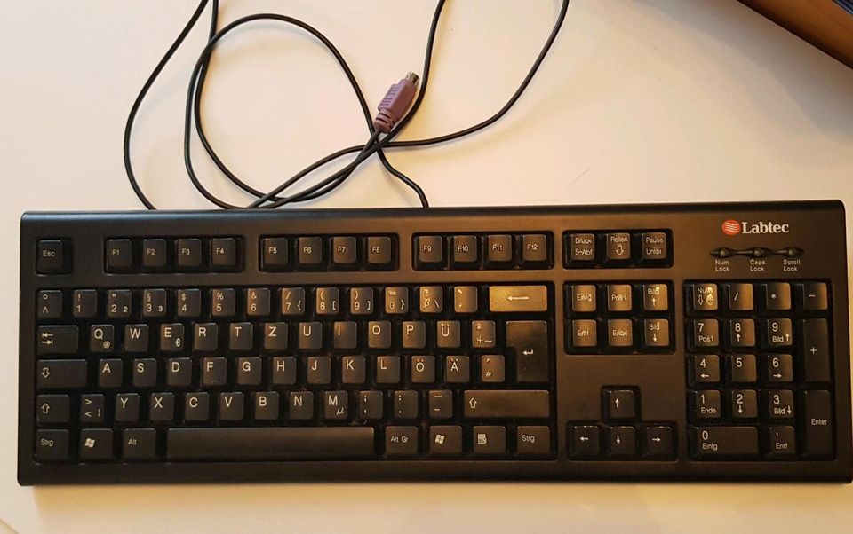 Schwarze PC Tastatur in Hirzenhain