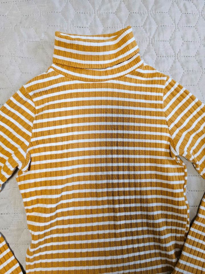 WEICHES, GESTREIFTES RIBBED TURTLENECK SWEATER  Zara. Große 140 in Duisburg