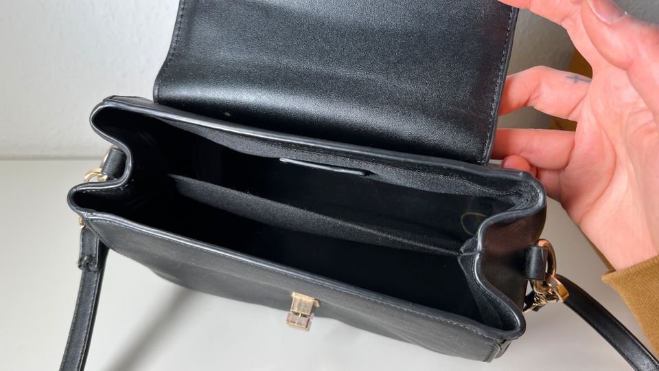 Elegante Handtasche in schwarzer Lederoptik von Mango in Altenlingen