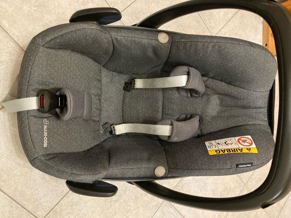 Isofix Station FamilyFix mit Babyschale MaxiCosi Pebble Plus in Magdeburg