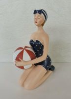 Dekofigur Frau Strand Ball Badepuppe Retro Badeanzug sitzend NEU Niedersachsen - Bissendorf Vorschau