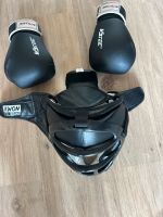 Ich biete meine 2 Boxhandschuhe und mein box Helm an. Nordrhein-Westfalen - Schwelm Vorschau