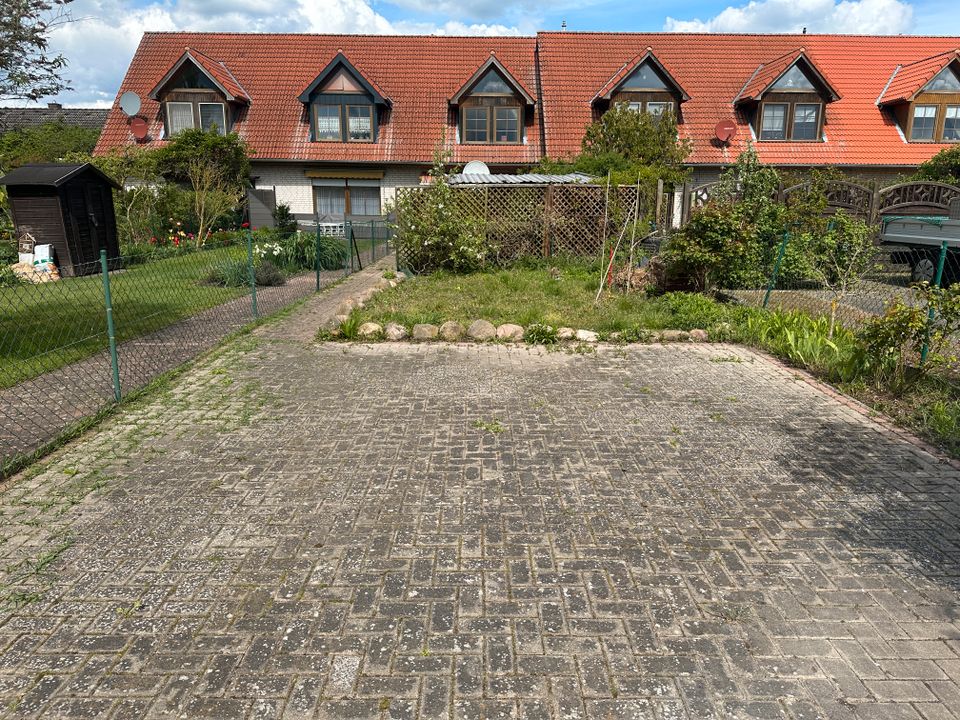 Gemütliches Reihenmittelhaus mit Carport und idyllischem Grundstück zu verkaufen. in Salzwedel