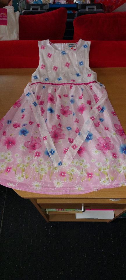 Gr. 116 Kleid mit Blüten in Weinböhla