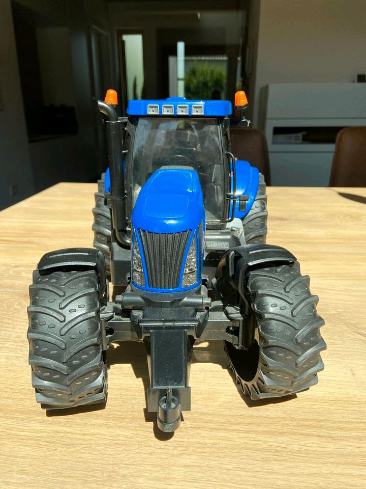 Traktor der Marke Bruder in Großbettlingen