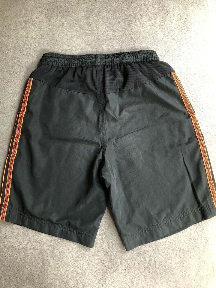 Kurze Sporthose Shorts adidas Gr. 140 schwarz orange Sportshorts in Königswinter