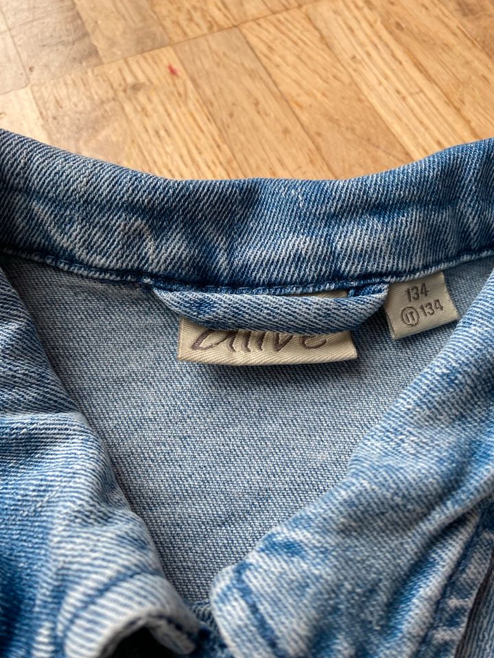 Jeansjacke Mädchen Gr.134 Alive hell Jeans Druckknöpfe TOP in Ettlingen