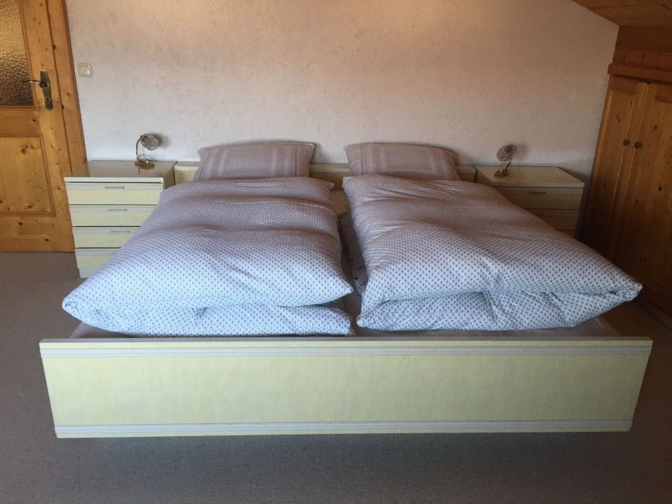 Doppelbett mit Nachtkästchen in Traunstein