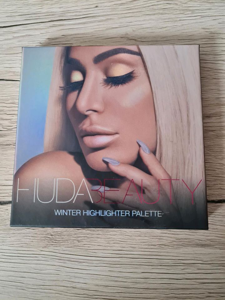 Huda Beauty Winter Highlighter Palette in Eime