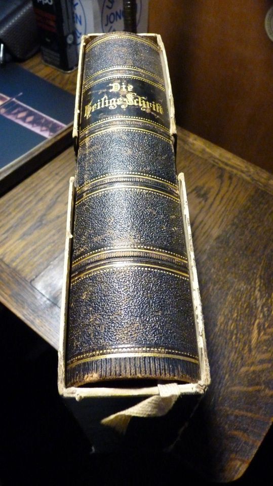 Bibel von 1912 geprägter Einband guter Zustand,Schuber in Gemünden