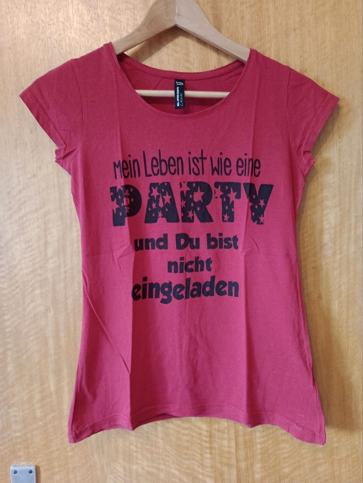T-Shirt "Mein Leben ist wie eine Party..." in Rüsselsheim