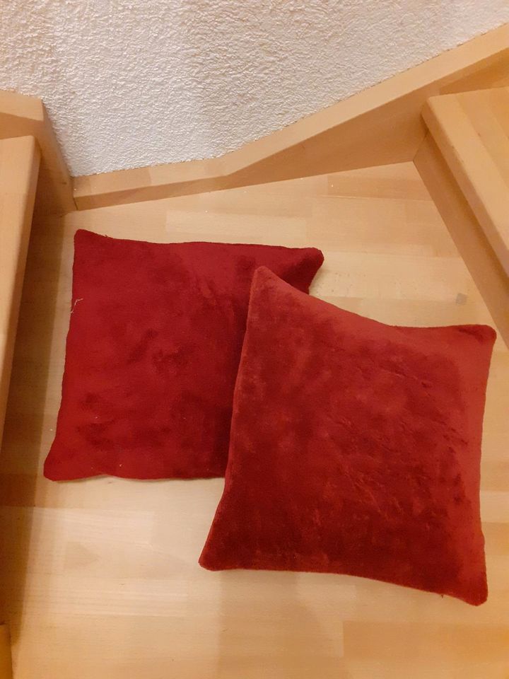 2 rote Kissen in Burkardroth