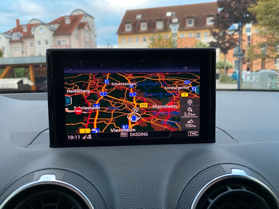 Audi Q2 30 TFSI sport Navi LED Benzin 116 PS Schwarz in Mannheim