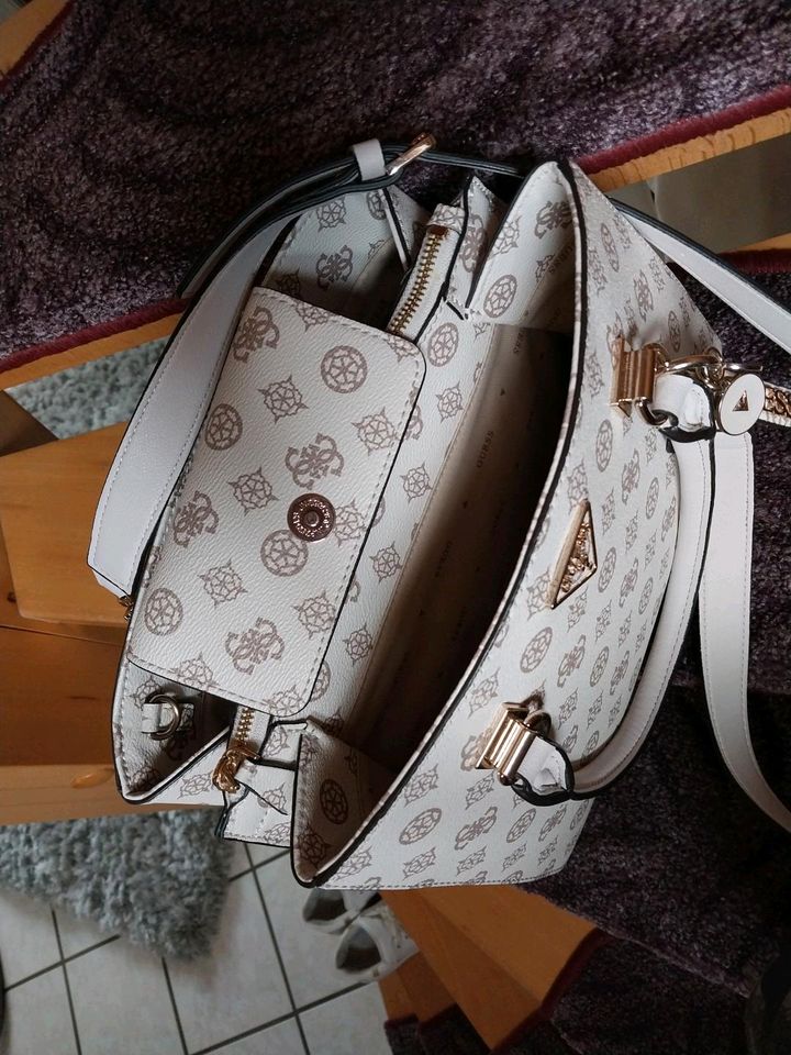 Schöne Guess Handtasche  original abzugeben in Borna