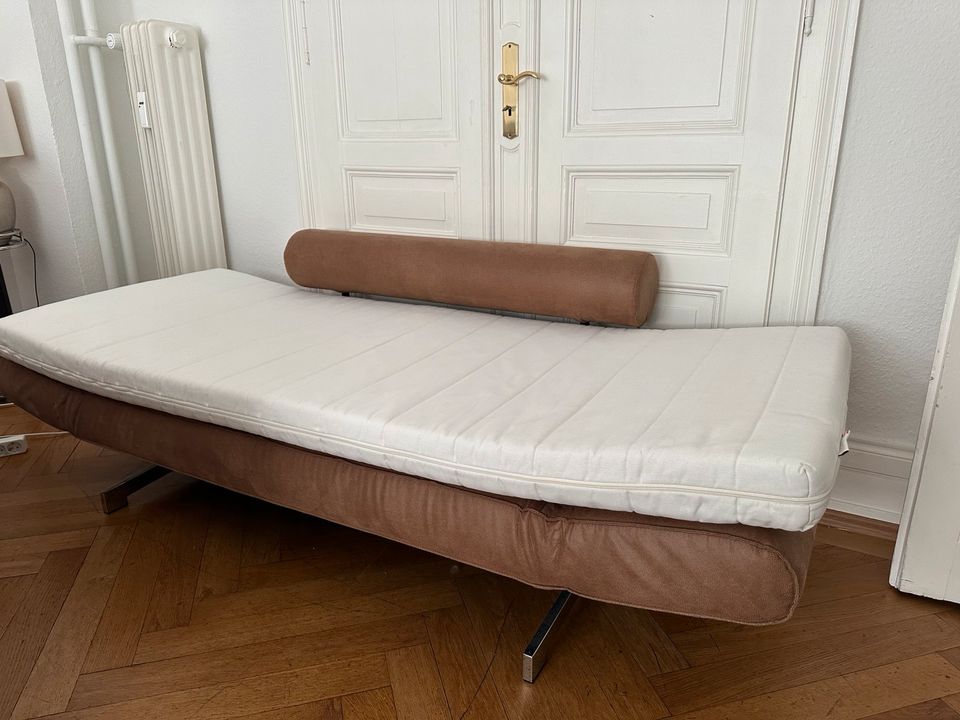 Designer Schlaf-Couch inkl. Matratze in Frankfurt am Main