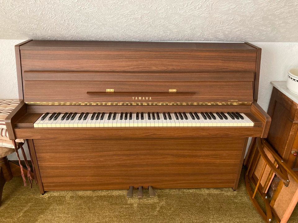 Klavier Yamaha LU-101,1.Hand, ca. 1985 mit Klavierhocker in Kandel