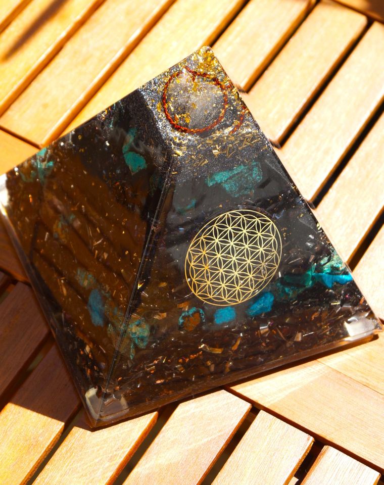 Orgonit Pyramide XL 15x15 cm Vishuddha Blume des Lebens Gold in Berlin