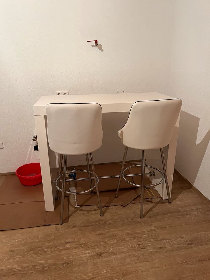 Bartisch mit 2 Stühlen in Tuttlingen