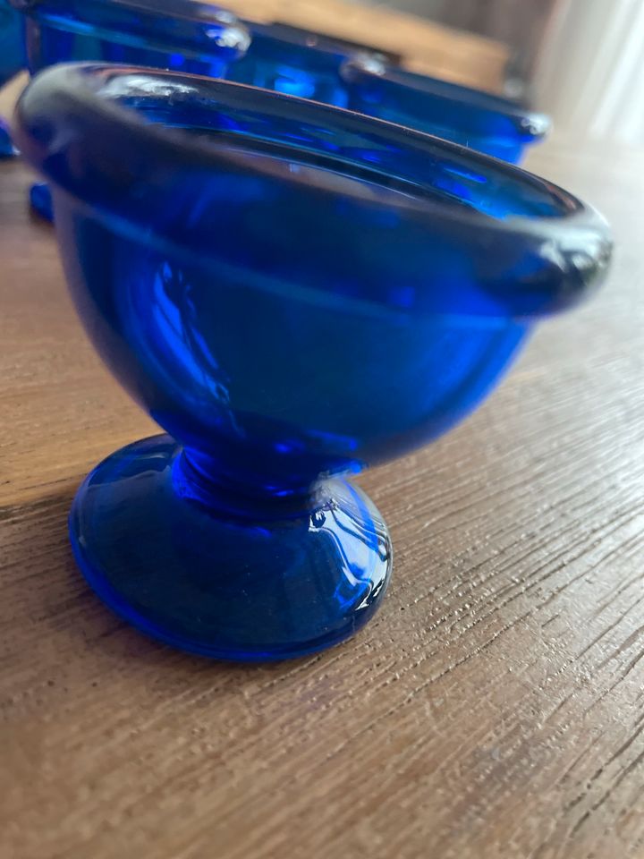 Blaue Eierbecher 6 Stück Glas in Unterdießen