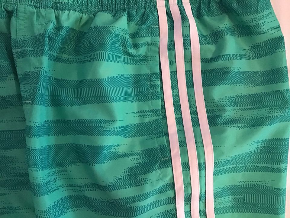 Adidas Badeshorts, Größe S in Pforzheim