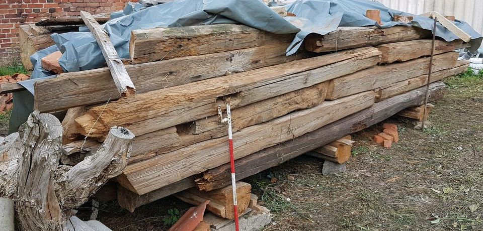 Holz Abrissholz Balken Bretter Brennholz in Klötze