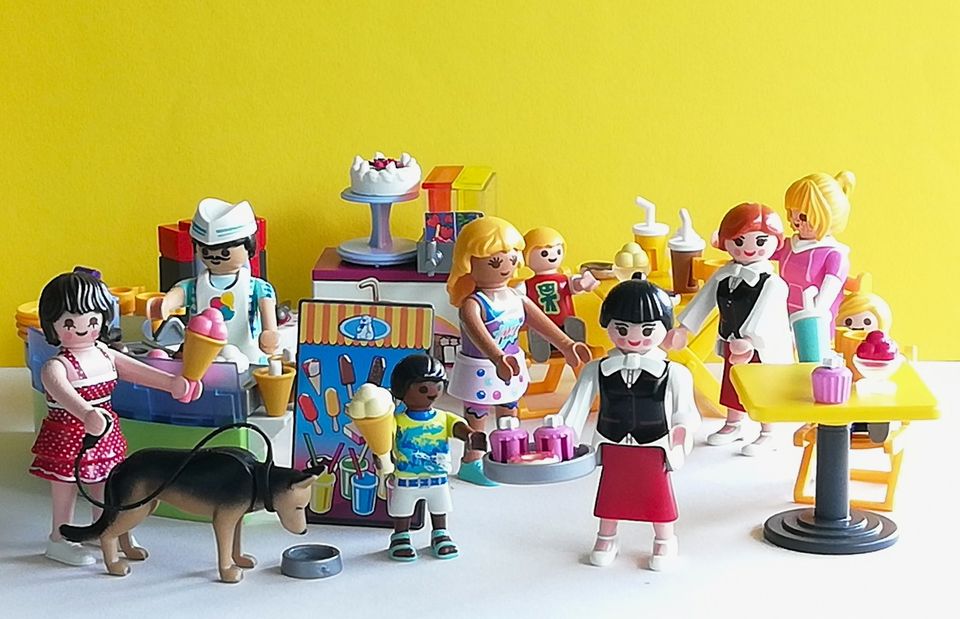 Playmobil Eisdiele mit Besuchern und Megazubehör in Leverkusen