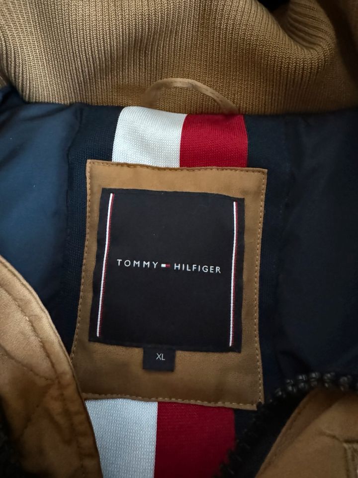 Coole Tommy Hilfiger Herren Daunenjacke / Farbe braun / Größe XL in Schauenburg