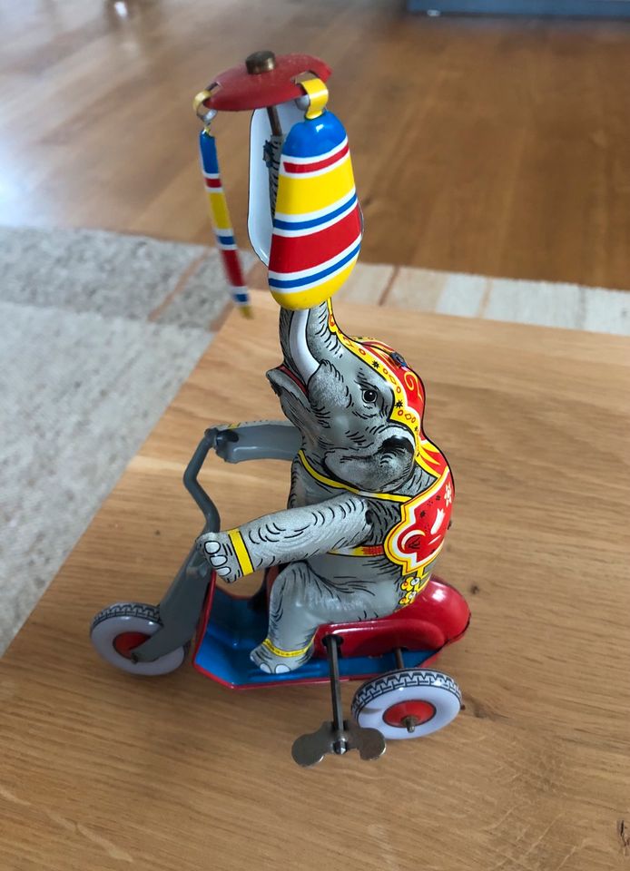 Elefant auf Dreirad Historisches Blechspielzeug J.W. in Delbrück