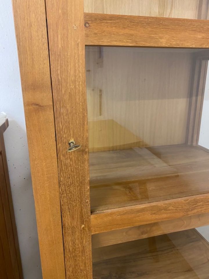 Vitrinenschrank aus Teakholz 65x40x220 cm in Eching (Kr Freising)