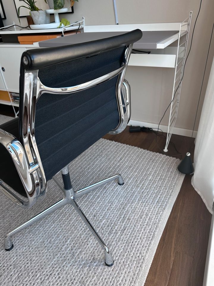 Vitra EA107 / 108 Leder eames vintage in Berlin