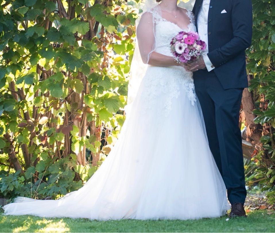 Brautkleid von La Sposa, wunderschöne Spitze und Perlendetails in Burgdorf