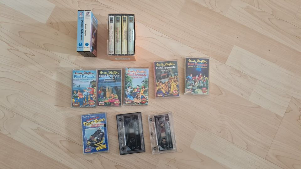 Kindercassetten und CD`s + Cassetten- /CD-Player in Mönchengladbach