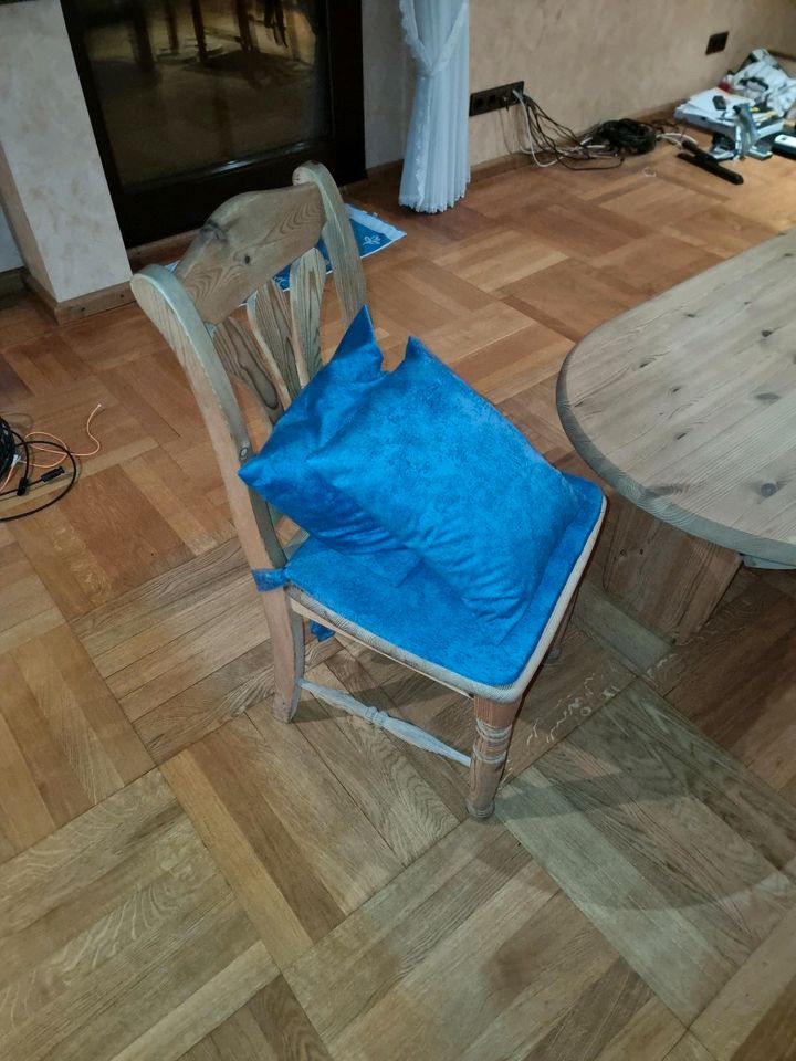 Zur verschenken,  Couch Tisch mit zwei Stühlen und Boxen Ständer in Erwitte