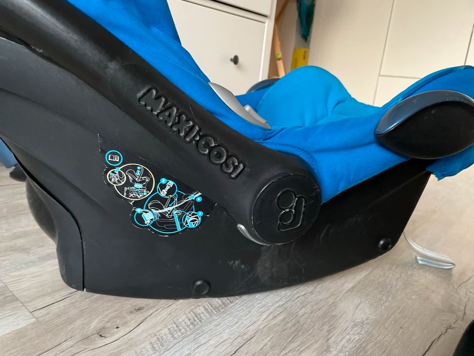 Maxi Cosi Waterfall Blue mit Isofix Station in Düsseldorf