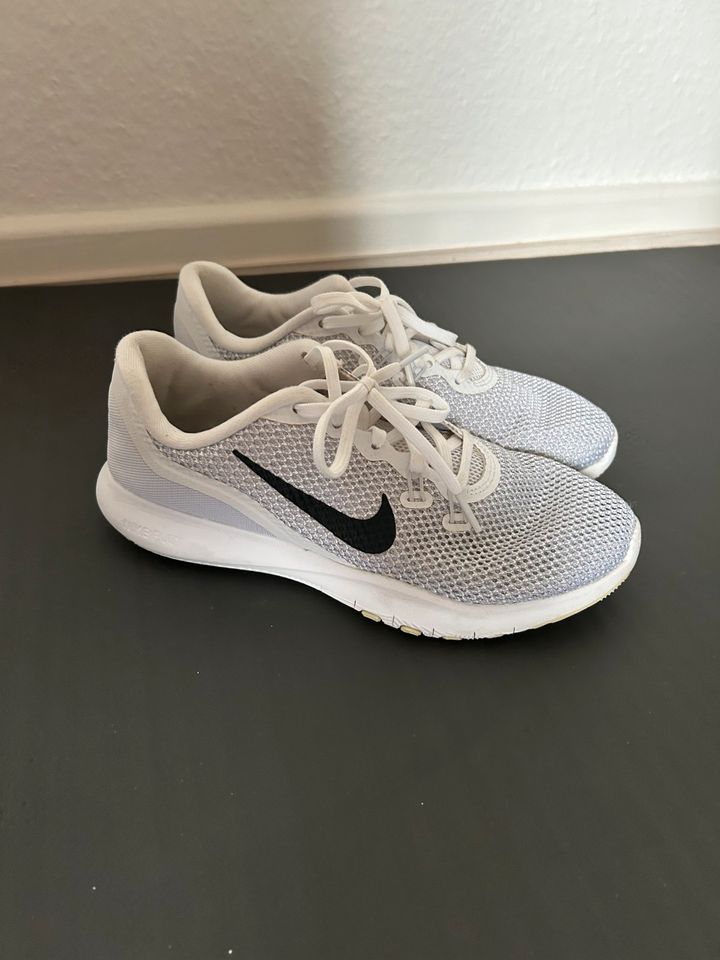 Damen Schuhe der Marke Nike in Solingen